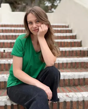 RIDGE v-neck tee in Leaf Green